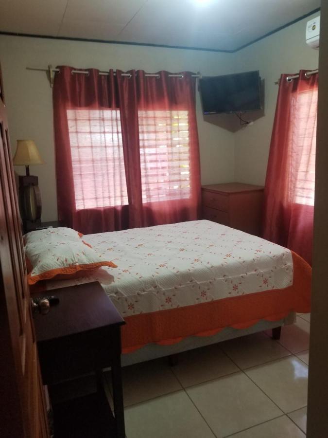 Elizabeth Enchantments La Ceiba Exterior foto